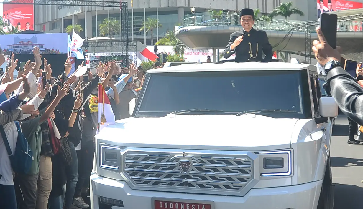 Usai menyambut Presiden ke-8 Republik Indonesia Prabowo Subianto di Istana Negara, Presiden ke-7 Republik Indonesia Joko Widodo langsung bertolak menuju kota Solo, Jawa Tengah. (merdeka.com/Arie Basuki)