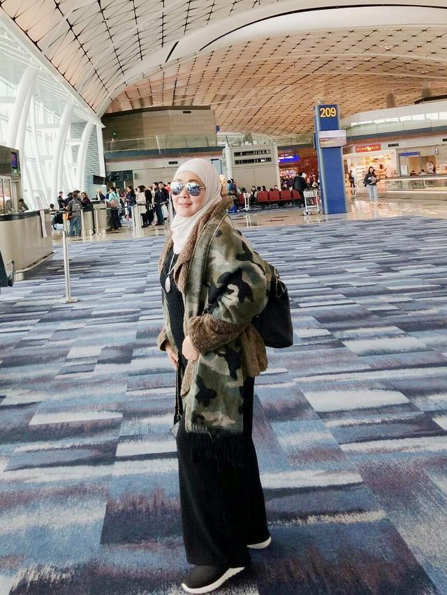 6 Potret Terbaru Uci Bing Slamet, Awet Muda di Usia 58 Tahun