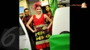 Sang model tengah memeragakan gaun berbahan songket. Dengan dominasi kain pelosok nusantara, Ika Puspitarini mencoba mengedepankan keanggunan bernuansa etnik. (Liputan6.com/Danu Baharuddin)