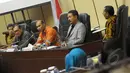 Victor Laiskodat (tengah), menjadi pembicara saat seminar di Gedung DPR, Jakarta Jumat (13/2/2015). Seminar membahas tentang Strategi Penanggulangan Kemiskinan diIndonesia. (Liputan6.com/Andrian M Tunay)