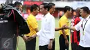 Presiden Joko Widodo menyalami pemain PSS dan Persipura saat pembukaan turnamen Piala Presiden 2017 di Stadion Maguwoharjo, Sleman, Sabtu (4/2). 31.000 penonton menyaksikan laga pembuka turnamen Piala Presiden 2017. (Liputan6.com/Helmi Fithriansyah)