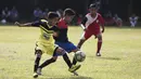 Para pesepak bola muda saling berebut bola untuk memukau perhatian pelatih Bali United, Indra Sjafri, di Lapangan MAN Insan Cendikia, Tangerang, Jumat (8/1/2016). (Bola.com/Vitalis Yogi Trisna)