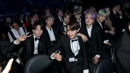 Boyband BTS saat hadir perdana pada perhelatan Grammy Awards 2019 di Staples Center, Los Angeles, Minggu (10/2). Selain masuk nominasi, BTS juga akan tampil di atas panggung sebagai penampil dan pembaca pemenang. (Emma McIntyre/Getty Images /AFP)