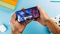 Ilustrasi seorang pria sedang bermain Free Fire. (Foto: Shutterstock)