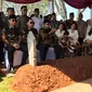 Presiden keenam Susilo Bambang Yudhoyono ziarah ke makam almarhumah istrinya, Kristiani Herrawati atau akrab disapa Ani Yudhoyono, di Taman Makam Pahlawan (TMP) Kalibata, Jakarta Selatan.  (dok. Merdeka.com)