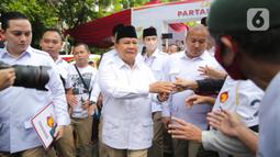Ketua Umum Partai Gerindra, Prabowo Subianto tiba menghadiri perayaan HUT ke-15 Partai Gerindra, di Kantor DPP Partai Gerindra, Jakarta, Senin (6/2/2023). HUT ke-15 Partai Gerindra merupakan momen berharga karena dilaksanakan sebelum Pemilu 2024 dan juga untuk melakukan konsolidasi internal untuk semakin memperkuat kekuatan partai. (Liputan6.com/Faizal Fanani)