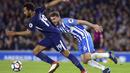 Pemain Tottenham Hotspur, Mousa Dembele (kiri) berusaha melewati adangan pemain Brighton, Dale Stephens pada lanjutan Premier League di AMEX Stadium, Brighton, (17/4/2018). Tottenham bermain imbang 1-1 lawan Brighton. (Gareth Fuller/PA via AP)