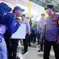 Kapolri saat di Terminal Purabaya meninjau kesiapan mudik 2024. (foto: humas polri)