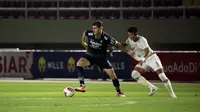 Pemain Persib Bandung, Nick Kuipers (kiri) menguasai bola dibayangi pemain PS Sleman, Saddam Emiruddin Gaffar dalam laga leg kedua semifinal Piala Menpora 2021 di Stadion Manahan, Solo, Senin (19/4/2021). Persib bermain imbang 1-1 dengan PS Sleman. (Bola.