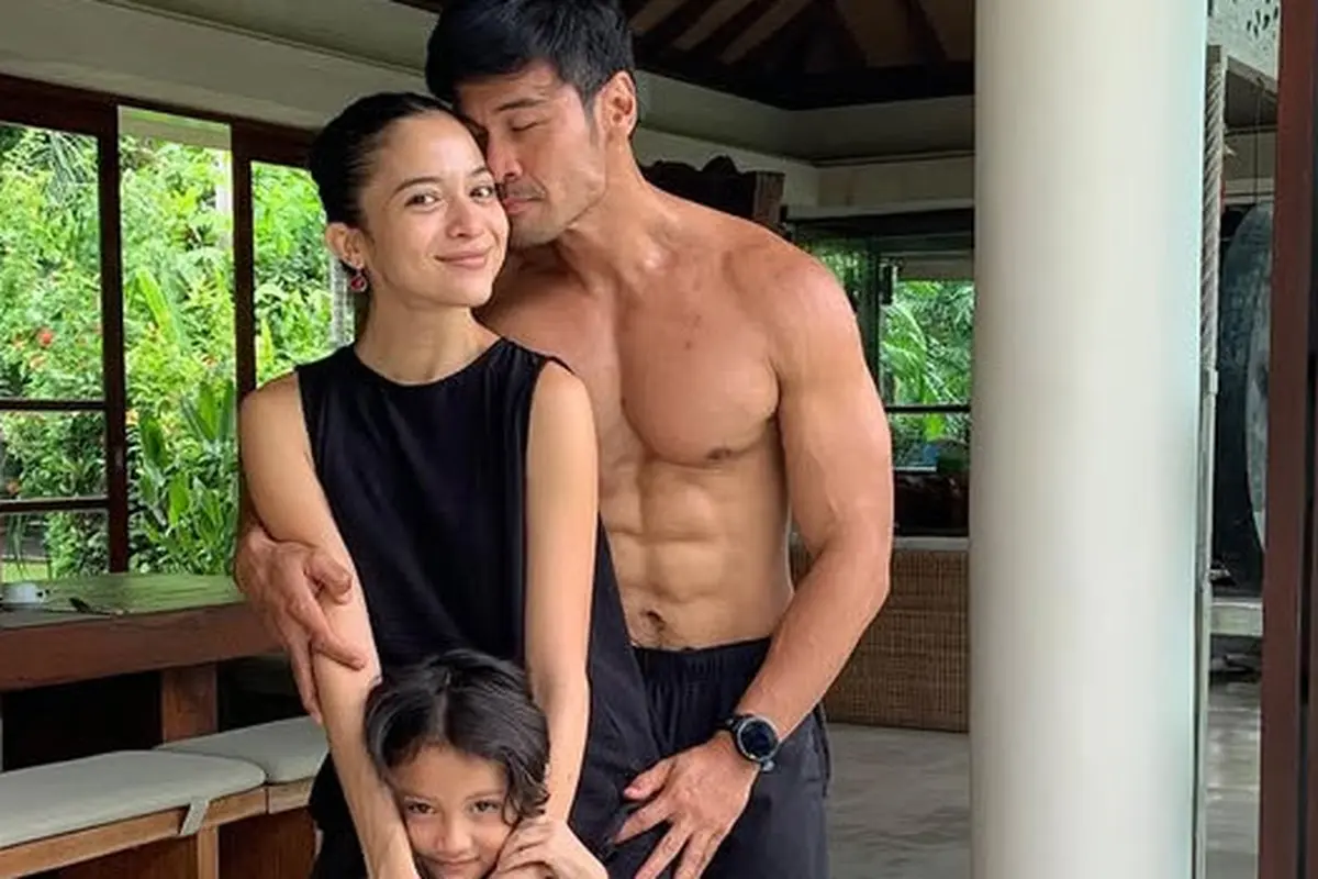 Putri Marino Bersama Suami, Chicco Jerikho dan Putrinya di Penghujung Tahun 2024 di Bali