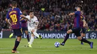 Striker Inter Milan, Lautaro Martinez, melepaskan tendangan ke gawang Barcelona pada laga Liga Champions, di Stadion Camp Nou, Rabu (24/10/2018). Barcelona menang 2-0 atas Inter Milan. (AP/Manu Fernandez)