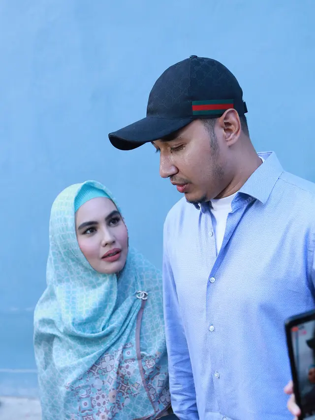 [Fimela] Kartika Putri dan Suami