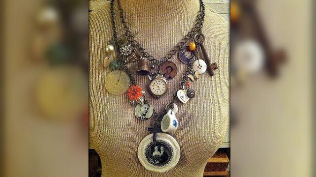 Dengan sentuhan kreativitas, barang yang sudah dianggap sebagai sampah pun bisa kembali dipakai menjadi perhiasan.