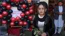 Seorang wanita berpose sambil memegang mawar untuk merayakan Hari Valentine di Kabul, Afghanistan, Minggu (14/2/2021). Hari Valentine menjadi budaya baru dalam masyarakat Afghanistan yang konservatif. (AP Photo/Rahmat Gul)