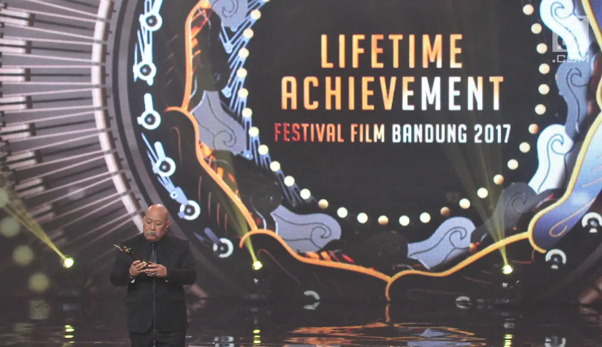 Lifetime Achiement pada ajang penghargaan Festival Film Bandung 2017 di Studio 6 Emtek, Jakarta, Minggu (22/10). Penghargaan tersebut diberikan atas dedikasi di dunia seni peran dan perfilman di Tanah Air. (Liputan6.com/Helmi Afandi)