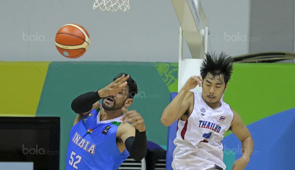 Pemain India, Bhamara Singh (kiri) berebut bola dengan pemain Thailand, Chungyanmpin Chatpol pada laga test event Basket Asian Games 2018 di Hall A Senayan, Jakarta, Rabu (7/2/2018). Thailand  menang 79-72. (Bola.com/Nicklas Hanoatubun)
