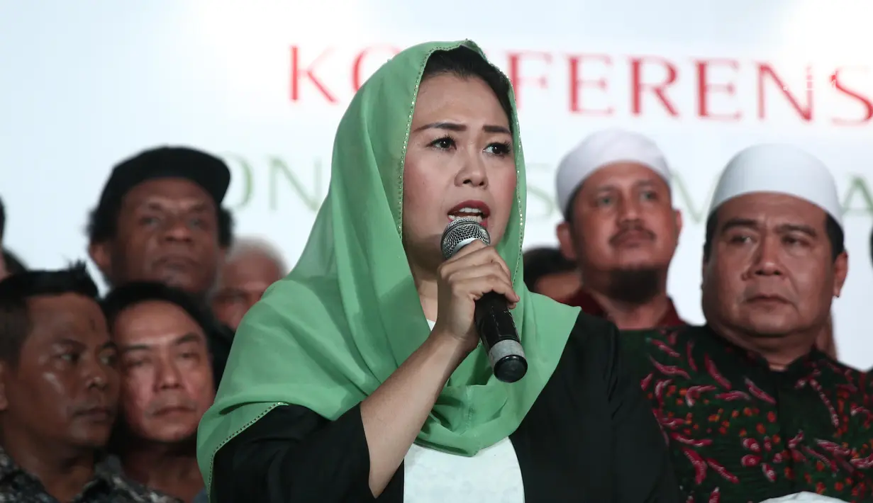 Putri Gus Dur, Yenny Wahid membacakan deklarasi dukungan saat konferensi pers Konsorsium Kader Gus Dur di Jakarta, Rabu (26/9). Yenny mengatakan mereka mencari pemimpin yang tidak berjarak dengan masyarakat dan mau bekerja. (Liputan6.com/Herman Zakharia)