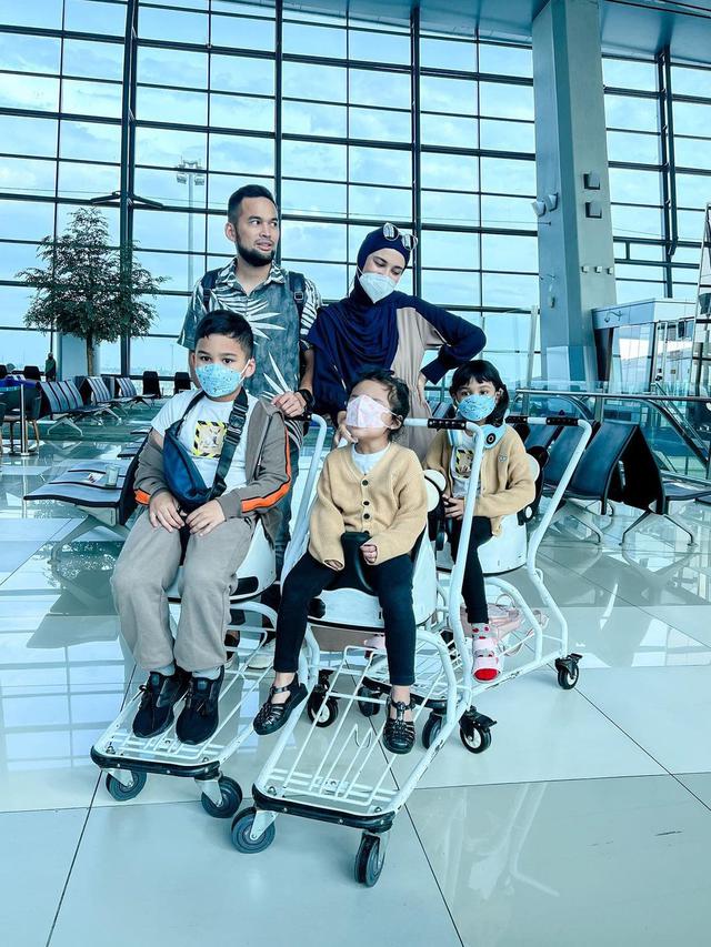 6 Potret Liburan Teuku Wisnu dan Shireen Sungkar di Lombok, Sempat Panik Ada Gempa