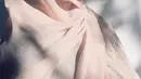 Tidak hanya terlihat cantik saja, nyatanya Aura Kasih juga tampak sangat anggun dalam balutan hijab. Potret kali ini Aura Kasih hanya mengambil setengah bagian wajahnya. Tak sedikit netizen yang memberikan pujian pada penampilannya. (Liputan6.com/IG/@aurakasih)