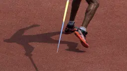 Bayangan Dinesh Priyantha peraih medali emas asal Srilanka di cabang para atletik nomor lempar lembing klasifikasi F46 pada Asian Para Games 2018, di Stadion Utama Gelora Bung Karno Jakarta, Kamis(11/10/2018).  (Bola.com/Peksi Cahyo)