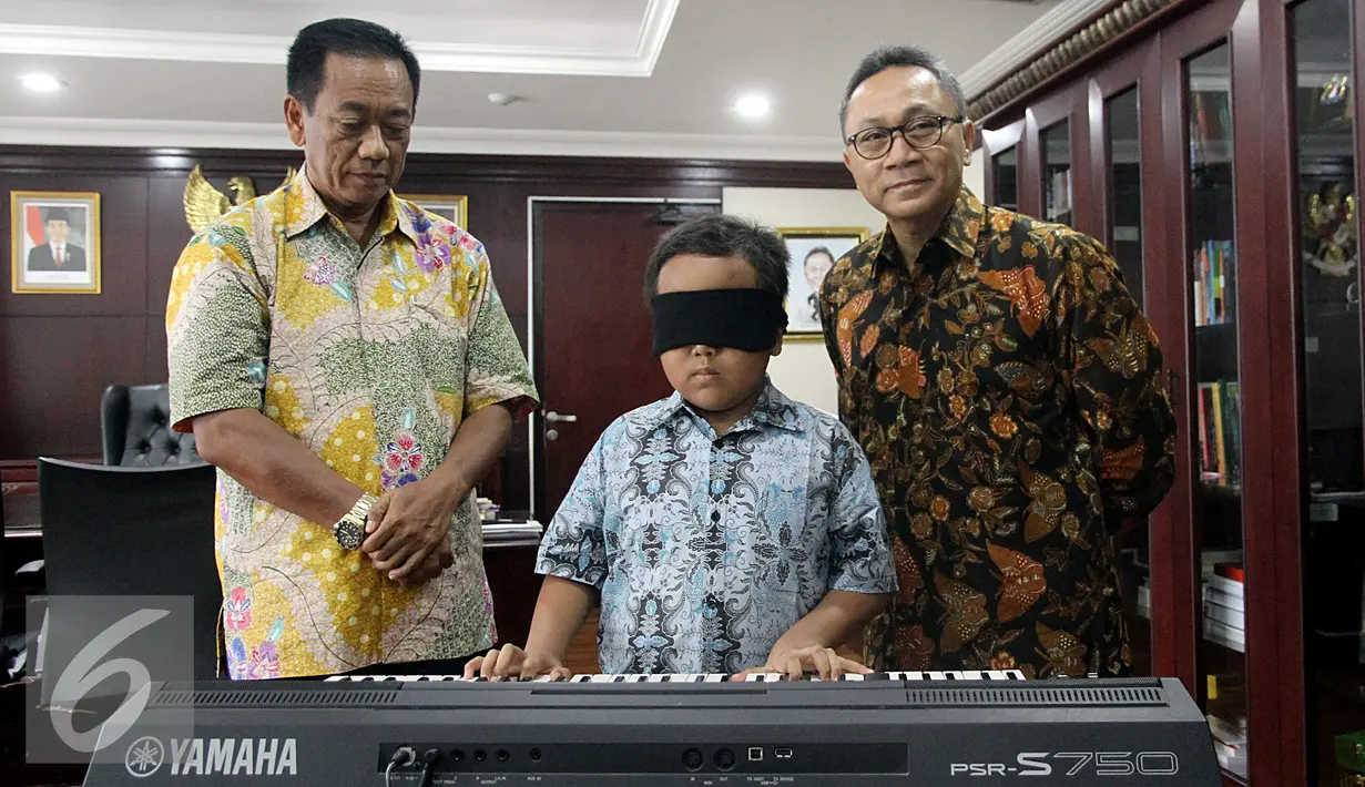 Ketua MPR-RI Zulkifli Hasan saat menerima Jefri Setiawan anak kelas V SD asal Kendal, Jawa Tengah yang akan mengikuti Guinness World Record London bulan Maret nanti, Senayan, Jakarta, Senin (9/1). (Liputan6.com/JohanTallo)
