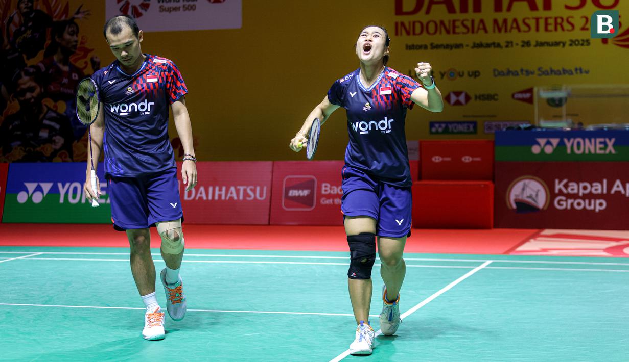<p>Pebulu tangkis ganda campuran Indonesia, Rinov Rivaldy/Lisa Ayu Kusumawati melakukan selebrasi setelah mencetak poin dari pasangan Malaysia, Hoo Pang Ron/Cheng Su Yin pada laga perempat final Indonesia Masters 2025 di Istora Senayan, Jakarta, Jumat (24/01/2025). (Bola.com/Bagaskara Lazuardi)</p>