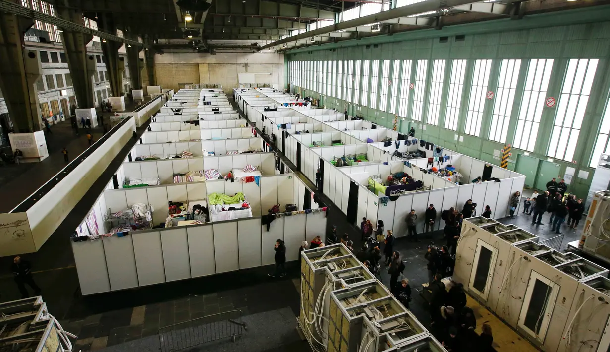 Pemandangan deretan ruang tidur bagi para migran di dalam hanggar bekas bandara Tempelhof di Berlin, Jerman, Rabu (9/12/2015). Jerman menerima satu juta migran dari beberapa negara yang sedang dilanda perang. (REUTERS/Fabrizio Bensch)