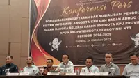 Ketua Tim Seleksi KPU Provinsi NTT, Rodi Rohi (tengah) saat memberi keterangan pers terkait pembukaan pendaftaran seleksi anggota KPU. Foto (Liputan6.com/Ola Keda)