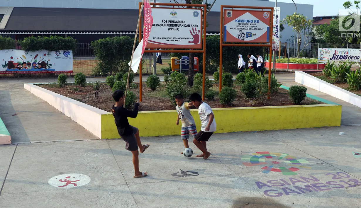 Pengunjung berada di dekat tembok mural di area RTH/RPTRA Kalijodo, Jakarta. Selasa (24/7). Sebelumnya, warganet ramai membahas di media sosial ihwal kondisi RTH dan RPTRA Kalijodo yang terlihat terbengkalai. (Liputan6.com/Helmi Fithriansyah)