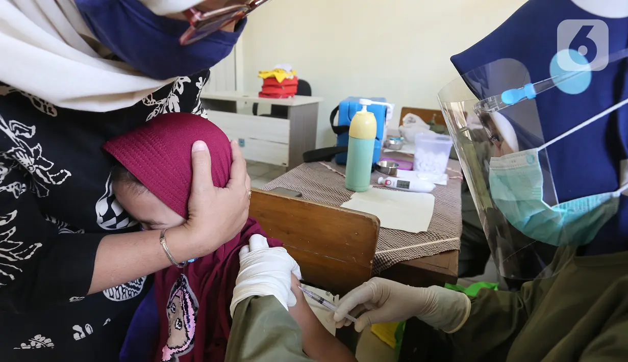 Siswa mendapatkan imunisasi campak pada Bulan Imunisasi Anak Sekolah (BIAS) di SDN Serua 3, Ciputat, Tangerang Selatan, Rabu (2/9/2020). Pemberian vaksin yang disubsidi pemerintah dilakukan untuk mengurangi risiko anak terkena penyakit. (Liputan6.com/Fery Pradolo)