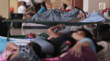 Pengungsi Gunung Agung tidur di tempat penampungan sementara di Gor Swecapura, Klungkung, Bali, Sabtu (30/9). Pemerintah Kabupaten Klungkung mendata ulang pengungsi yang ada. (Liputan6.com/Gempur M Surya)