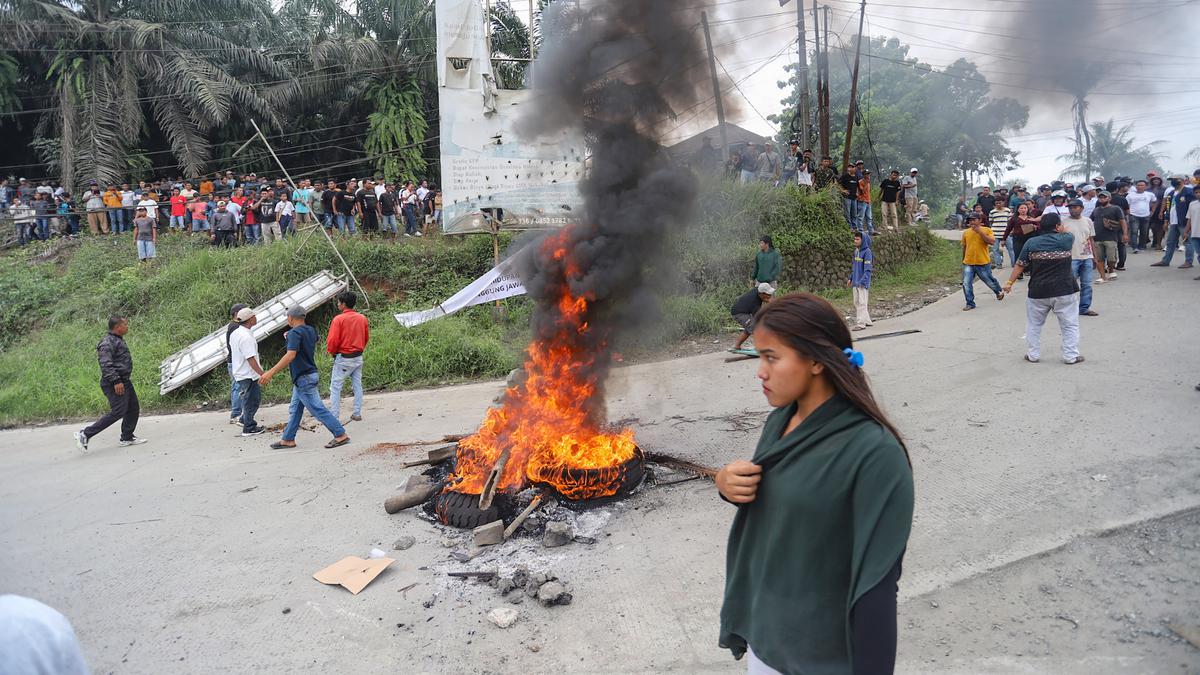 Tolak Penutupan Tambang Galian C di Kabupaten Bogor, Massa Bakar Ban