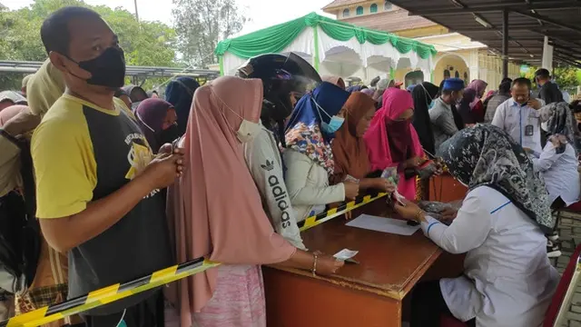 Masyarakat menukarkan kupon untuk mendapatkan minyak goreng murah dalam pasar murah yang digelar PTPN V.