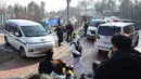 Melihat hal itu, pihak kepolisian lantas membawa pria tersebut ke rumah sakit untuk melakukan pemeriksaan. Setelah diselidiki lebih lanjut, polisi secara resmi mengonfirmasi identitasnya sebagai Lee Sun Kyun. Mereka mengatakan bukti yang menewaskan sang aktor berasal dari pembakaran briket arang di dalam mobil, yang diduga sebagai upaya bunuh diri. (Yonhap/AFP)