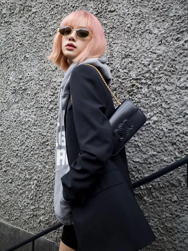 Lisa BLACKPINK dan Miyeon (G)I-dle Kembaran Kenakan Tas Rp40Jutaan, Siapa Lebih Keren?