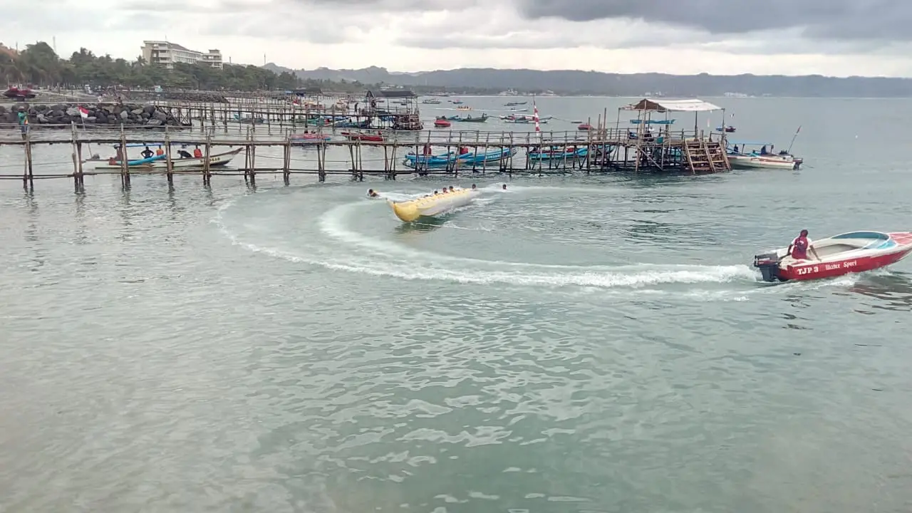 Sebuah permainan watersport seperti Banana Sport, menjadi pemandangan biasa yang bisa dinikmati pengunjung saat menikmati pemandangan pantai Pangandaran, Jawa Barat