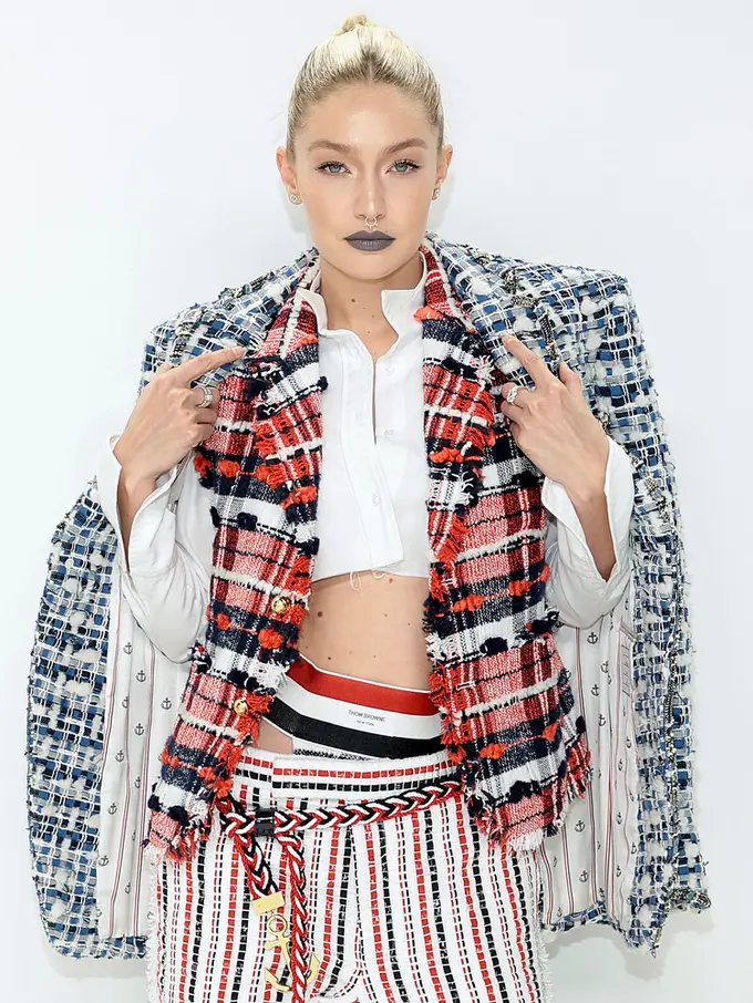 Padukan Banyak Pola, Gigi Hadid Tampil Kece di CFDA Fashion Awards 2022