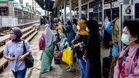 Sejumlah penumpang menunggu kereta rel listrik (KRL) di Stasiun Manggarai, Jakarta, Kamis (19/5/2022). Penambahan kapasitas penumpang KRL menjadi 80 persen dibuat menyesuaikan aturan terbaru Surat Edaran (SE) Kementerian Perhubungan Nomor 57 Tahun 2022 tentang Petunjuk Pelaksanaan Perjalanan Orang dalam Negeri dengan Transportasi Perkeretaapian pada Masa Pandemi COVID-19. (Liputan6.com/Faizal Fanani)