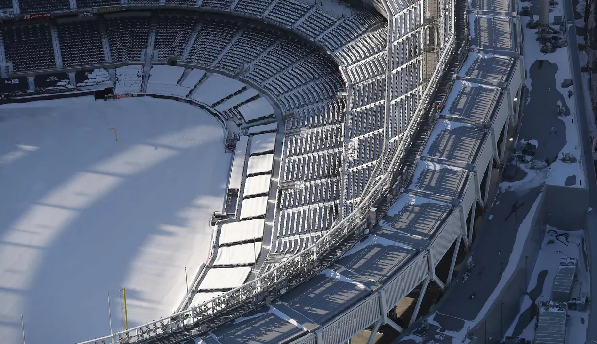 Bangku stadion Yankee yang tertutup salju tebal di  Bronx Borough, New York City, Amerika Serikat,  (5/1). Cuaca ekstrem dan terpaan Topan Bom membuat wilayah AS diselimuti salju cukup tebal. (John Moore/AFP)