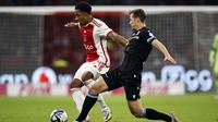 Gelandang Ajax, Silvano Vos (kiri), berebut bola dengan gelandang SC Heerenveen, Simon Olsson, saat berlaga di Johan Cruijff Arena, Amsterdam, 5 November 2023. (MAURICE VAN STEEN / ANP / AFP)