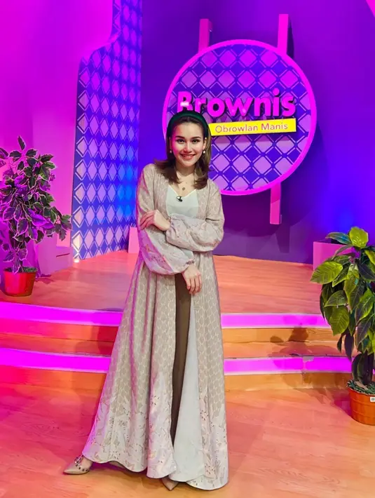 Ayu Ting-Ting kenakan luaran lengan panjang untuk kesan lebih santun dan elegan. [@ayutingting92]