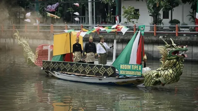 6 Potret Kemeriahan Festival Perahu Nusantara dan Parade Sepeda Onthel di Surabaya