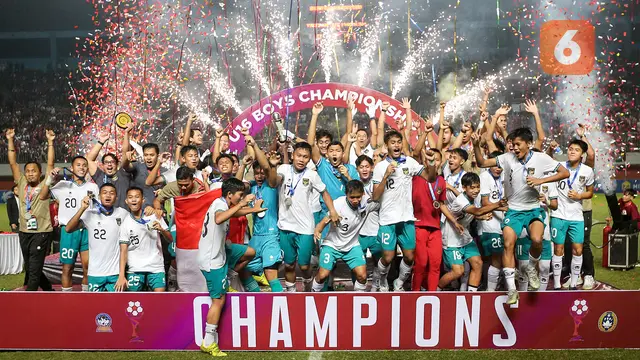 Foto: Bima Sakti dan Timnas Indonesia U-16 Kasih Kado Trofi Juara Piala AFF U-16 2022 untuk Kemerdekaan RI
