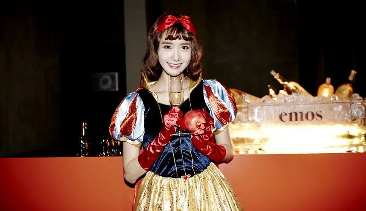 Selebritis Korea Yoona Lim juga pernah mengenakan kostum Snow White. Lengkap dengan sarung tangan merah dan pita di kepalanya. [@yoona_lim]