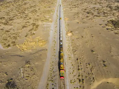 Para pekerja memasang rel di lokasi konstruksi jaringan kereta Hotan-Ruoqiang di Daerah Otonom Uighur Xinjiang, China, 25 September 2020. Dengan total panjang sekitar 825 kilometer, jaringan kereta itu merupakan bagian penting dari loop kereta di Lembah Tarim. (Xinhua/Hu Huhu)