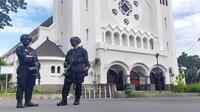 Personel Brimob dengan senjata lengkap dalam pengamanan di Katedral Ijen, Kota Malang, saat ibadah paskah pada April 2021 (Liputan6.com/Zainul Arifin)