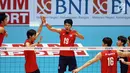 Pemain Timnas voli putra Korea Selatan merayakan poin saat melawan Indonesia pada perebutan tempat ketga Kejuaraan Voli Asia 2017 di GOR Tri Dharma, Gresik, Selasa (1/8). Indonesia kalah 3-0. (Liputan6.com/Helmi Fithriansyah)