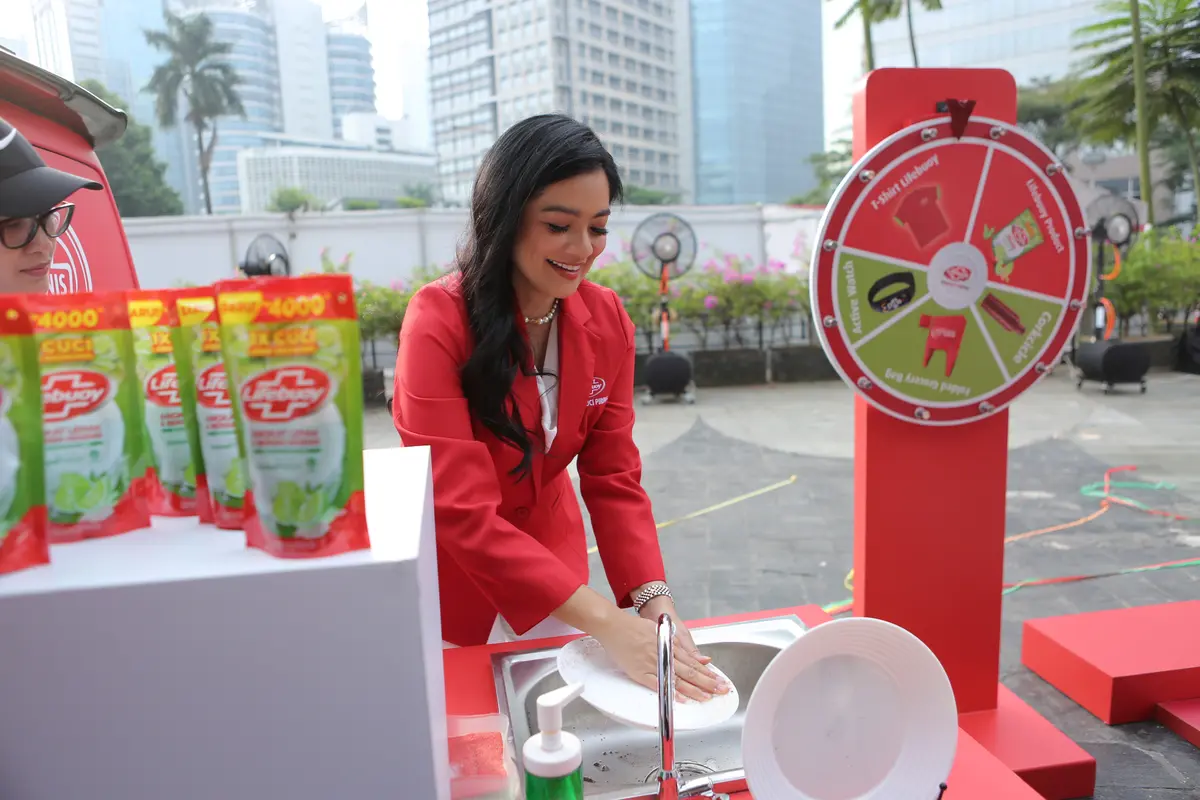 Lifebuoy Pencuci Piring Bersama Titi Kamal Launching Klinik Piring Higienis, Siap Hadir di 9 Kota di Indonesia!