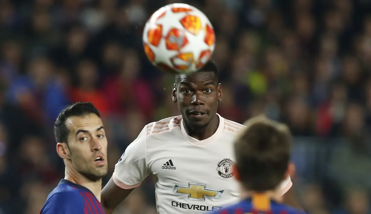 Gelandang Manchester United, Paul Pogba, menyundul bola saat melawan Barcelona pada laga Liga Champions 2019 di Stadion Camp Nou, Selasa (16/4). Barcelona menang 3-0 atas Manchester United. (AP/Joan Monfort)
