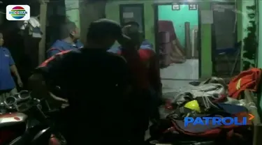 Sarang tawon berukuran besar dievakuasi petugas Damkar di Tangerang. Uniknya, saat evakuasi berlangsung, seorang warga kesurupan dan melarang evakuasi tersebut dilanjutkan.